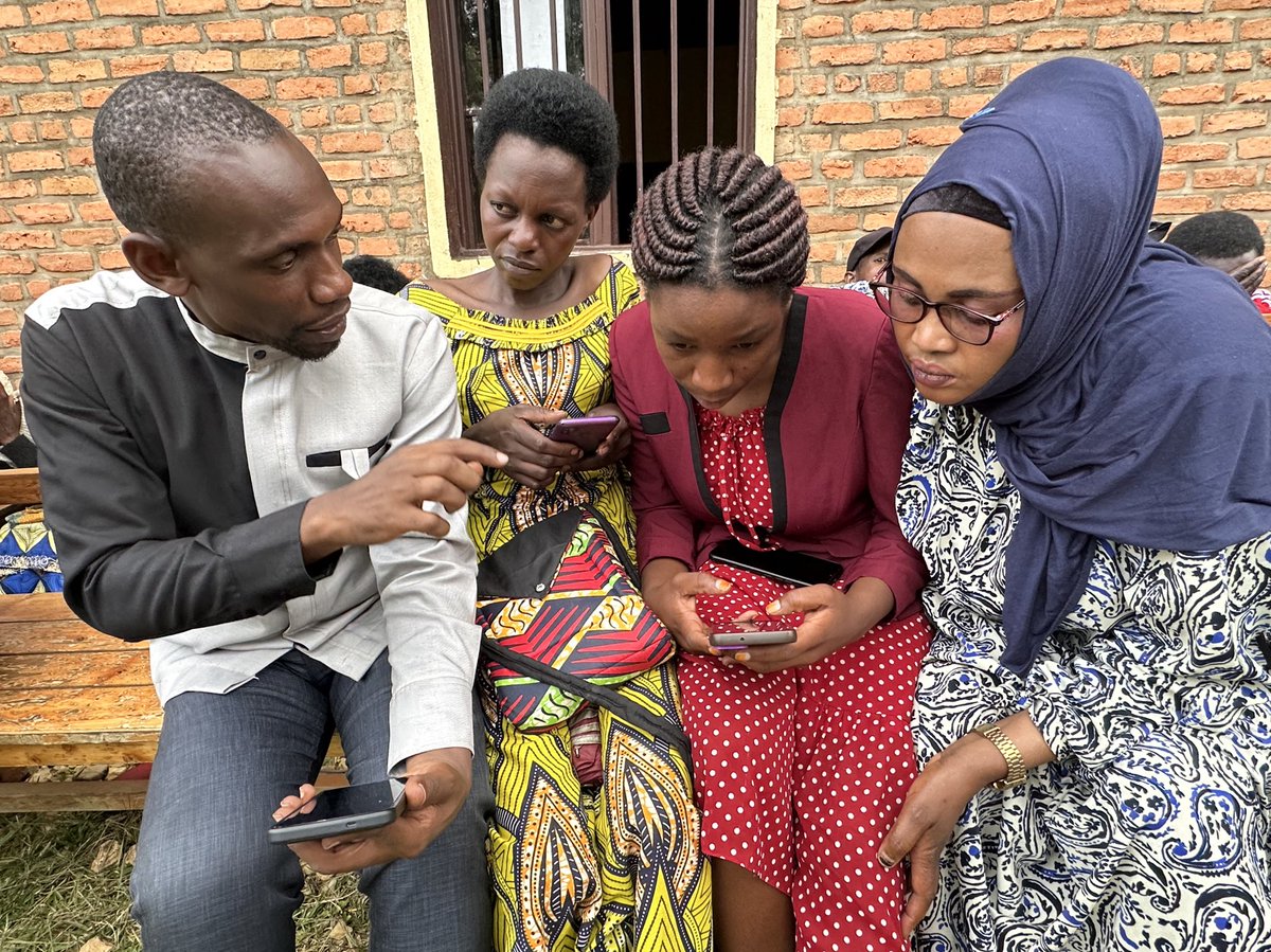 KarongiDistr's tweet photo. Guverineri Ntibitura Jean Bosco, Meya Muzungu Gerald na ba Visi Meya batangije ku rwego rw’Akarere, Sisitemu MBAZA, igamije korohereza abaturage gutanga ibibazo n'ibyifuzo byabo mu nzego z'ubuyobozi. Ni igikorwa cyabereye mu mirenge itandukanye mu nteko z’abaturage. https://t.co/PcO5WU8drj