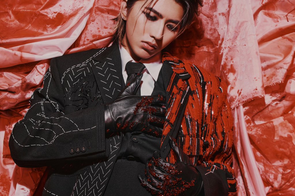 Chenssyyu's tweet photo. KUN’s outfit tonight is very clean and structured, it really suits his overall image and presence！

KUN graces the 2026 Met Gala
#KUNxMetgala2026 #KUN #metgala #metgala2026 
@kun_officialx @CTilburyMakeup https://t.co/4nww2oUnhW