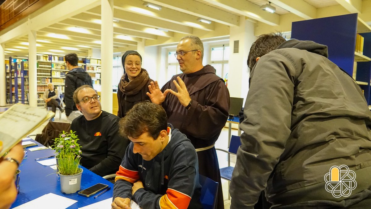 FratiAssisi's tweet photo. 🪴🌱🌿𝐏𝐫𝐨𝐟𝐮𝐦𝐢 𝐝𝐢 𝐞𝐫𝐛𝐞 𝐞 𝐦𝐞𝐦𝐨𝐫𝐢𝐚 𝐯𝐢𝐯𝐚
***
Oggi pomeriggio la Biblioteca Porziuncola si è riempita di profumi intensi e avvolgenti: 𝐥𝐚𝐯𝐚𝐧𝐝𝐚, 𝐫𝐨𝐬𝐦𝐚𝐫𝐢𝐧𝐨, 𝐛𝐚𝐬𝐢𝐥𝐢𝐜𝐨, 𝐞𝐫𝐛𝐚 𝐜𝐢𝐩𝐨𝐥𝐥��𝐧𝐚... scopri perchè!  https://t.co/Ar3S5z8WOC https://t.co/hwduL3Q7W7