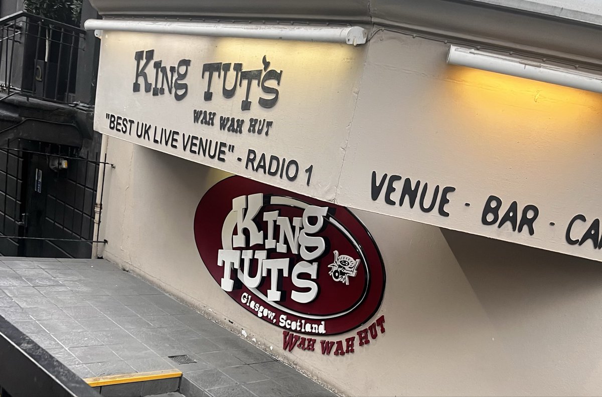 Nizzy_23's tweet photo. Class night @kingtuts seeing ex @milburnmusic and current @ArcticMonkeys guitarist Tom Rowley play his debut album “Moses &amp; The Drones”.

Band incredibly tight, Tom absolutely killing it as a frontman. 

@22GrandPod potential guest…? https://t.co/pzWKbHvTIG