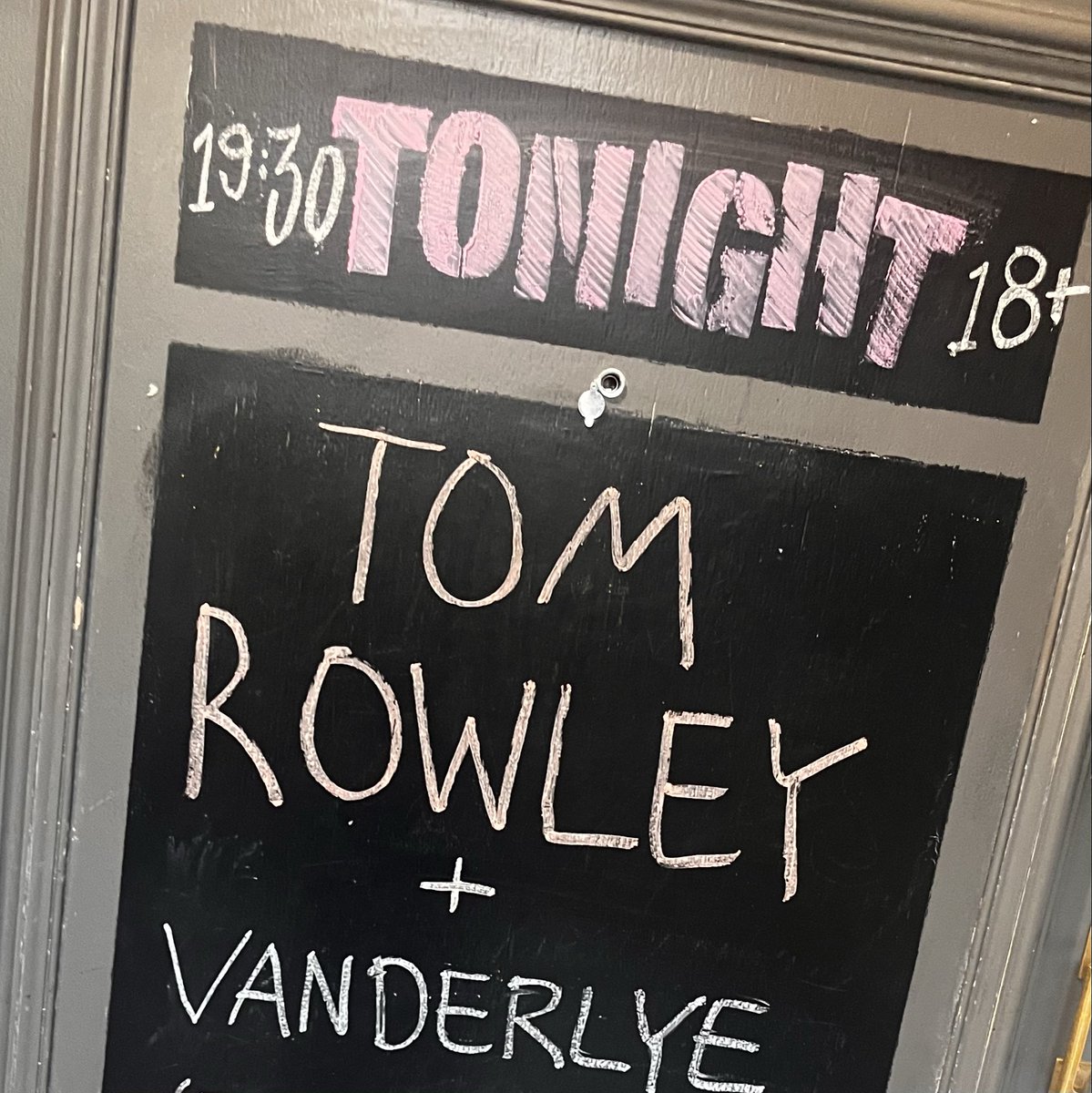 Nizzy_23's tweet photo. Class night @kingtuts seeing ex @milburnmusic and current @ArcticMonkeys guitarist Tom Rowley play his debut album “Moses &amp; The Drones”.

Band incredibly tight, Tom absolutely killing it as a frontman. 

@22GrandPod potential guest…? https://t.co/pzWKbHvTIG