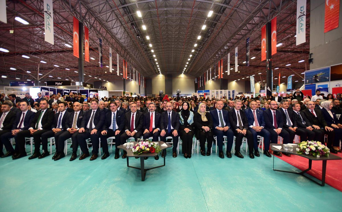 VAN YYÜ tweet media