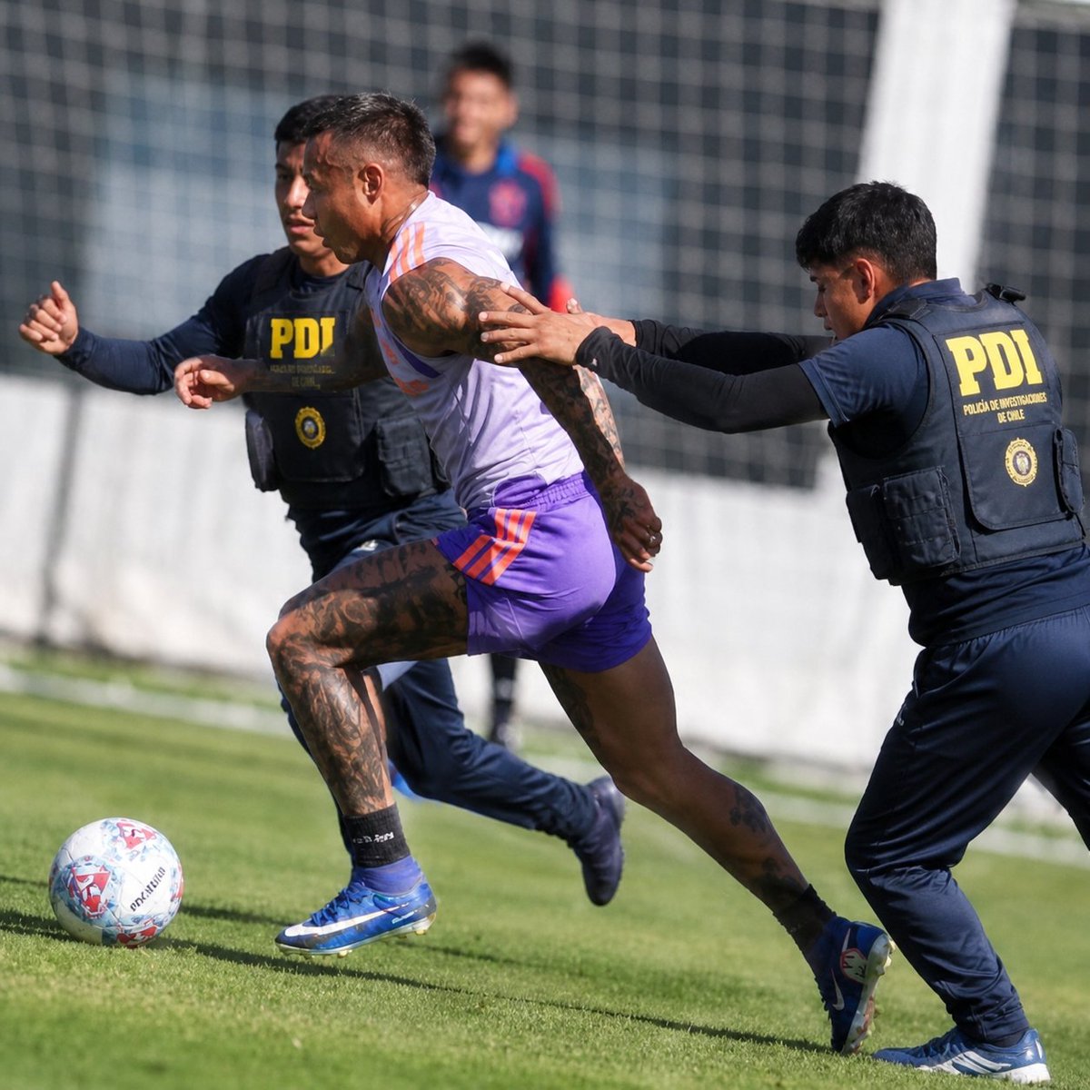 V1ggho's tweet photo. Gago aprovechando que estaba la PDI probo el equipo para el domingo.......
#VamosLaU https://t.co/jDhCVBrecw