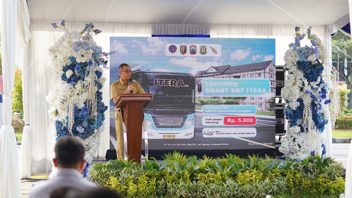 txttransportasi's tweet photo. Institut Teknologi Sumatera (Itera) secara resmi meluncurkan layanan mobilitas terbarunya, yakni Smart Bus Rapid Transit (BRT) Itera.

Peluncuran dilakukan di gerbang utama kampus Itera dengan rute perdana Kampus Itera - Mall Boemi Kedaton (MBK), Selasa (28/4/2026). Dari total 10 armada yang disiapkan, baru 3 unit yang dioperasikan pada tahap awal.

Rektor Itera, Prof. I Nyoman Pugeg Aryantha, menyampaikan bahwa peluncuran Smart BRT ini mewujudkan kontribusi nyata Itera di bidang transportasi umum.

Ia juga menjelaskan, Smart BRT Itera dirancang menggunakan bahan bakar ramah lingkungan & akan dikembangkan dengan dukungan teknologi berbasis kecerdasan buatan (artificial intelligence/AI) untuk pemantauan operasional secara real time.

Layanan Smart BRT Itera beroperasi setiap hari pukul 06:00 hingga 18:00 WIB dengan tarif Rp5.000 per perjalanan. Adapun waktu tempuh satu rute diperkirakan sekitar 60 menit.

(https://t.co/Kc3WRsAuBU)
(https://t.co/9msFcsFrIB)