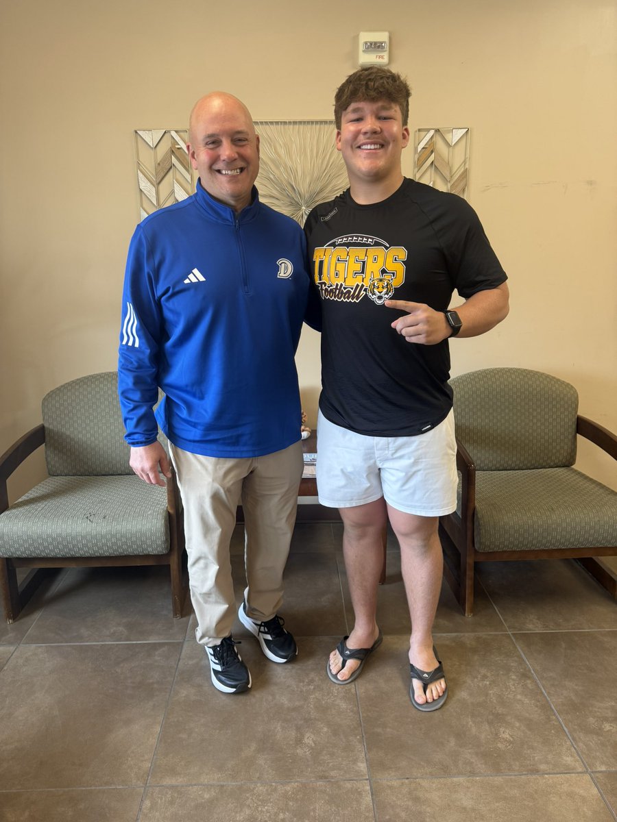 Easton_Dekkers's tweet photo. After a great conversation with @CoachSipple and @MattWalkerDU  I’m grateful to receive a D1 offer from Drake University! @HHSTigerFBall https://t.co/EFz1AweLPT