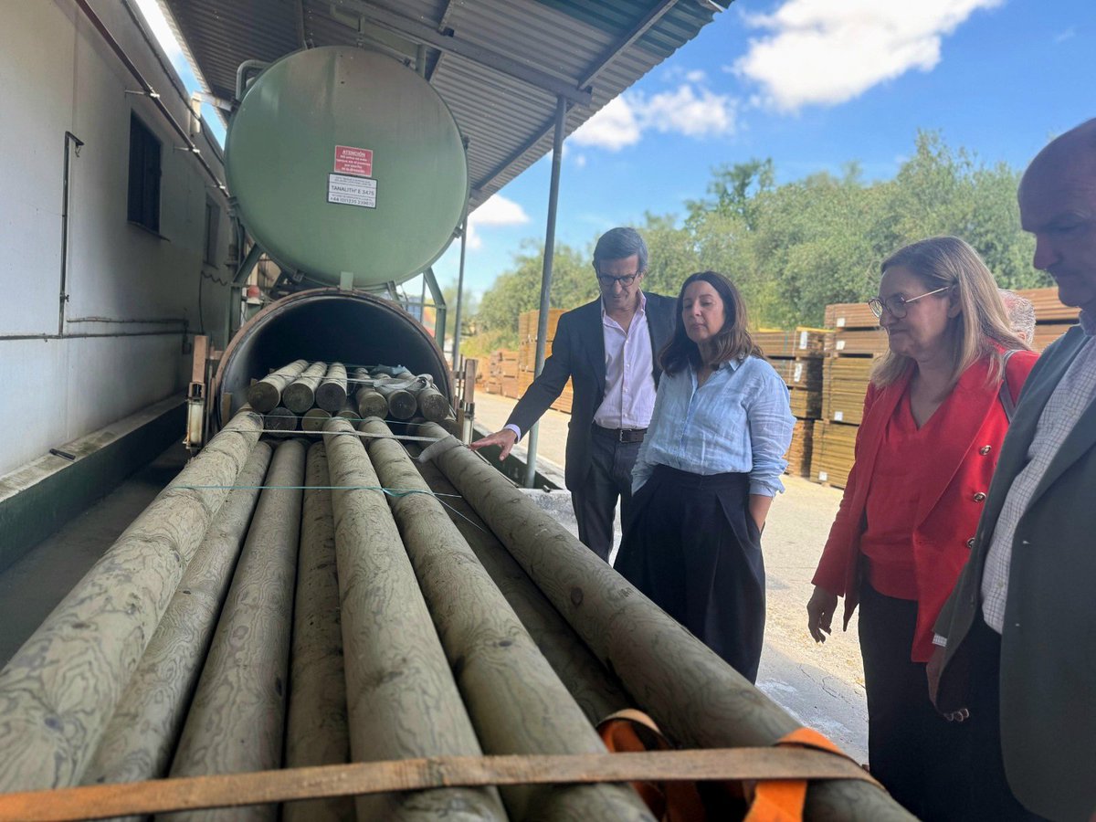 ParadelaJSr's tweet photo. La industria se hace en los pueblos y ciudades de toda Andalucía, no importa el tamaño; hay proyectos industriales nuevos en más de 340 municipios. Hemos visitado en #Coripe junto a su alcalde, Pepe Godino, un ejemplo de industria que arraiga y ofrece oportunidades, Maderas Iripo https://t.co/wn4AJBGXj1