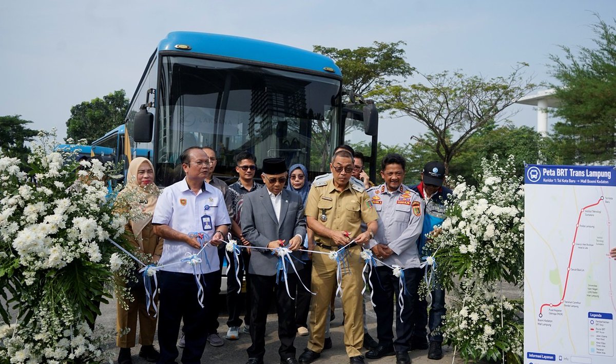 txttransportasi's tweet photo. Institut Teknologi Sumatera (Itera) secara resmi meluncurkan layanan mobilitas terbarunya, yakni Smart Bus Rapid Transit (BRT) Itera.

Peluncuran dilakukan di gerbang utama kampus Itera dengan rute perdana Kampus Itera - Mall Boemi Kedaton (MBK), Selasa (28/4/2026). Dari total 10 armada yang disiapkan, baru 3 unit yang dioperasikan pada tahap awal.

Rektor Itera, Prof. I Nyoman Pugeg Aryantha, menyampaikan bahwa peluncuran Smart BRT ini mewujudkan kontribusi nyata Itera di bidang transportasi umum.

Ia juga menjelaskan, Smart BRT Itera dirancang menggunakan bahan bakar ramah lingkungan & akan dikembangkan dengan dukungan teknologi berbasis kecerdasan buatan (artificial intelligence/AI) untuk pemantauan operasional secara real time.

Layanan Smart BRT Itera beroperasi setiap hari pukul 06:00 hingga 18:00 WIB dengan tarif Rp5.000 per perjalanan. Adapun waktu tempuh satu rute diperkirakan sekitar 60 menit.

(https://t.co/Kc3WRsAuBU)
(https://t.co/9msFcsFrIB)