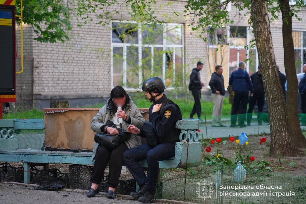 У Запоріжжі 12 загиблих через російський удар КАБами.

У місті пошкоджені житлові будинки, СТО, автомийка, підприємства.