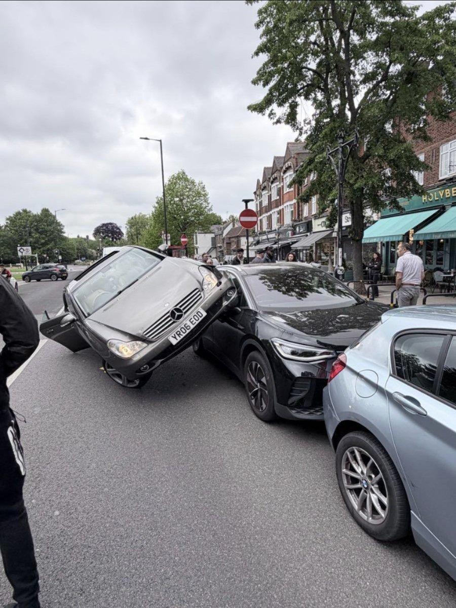 dazzagh's tweet photo. @PeterBleksley @metpoliceuk Crashed in southgate N14, drunk driver, tried to run. https://t.co/hd8CUQU3hY