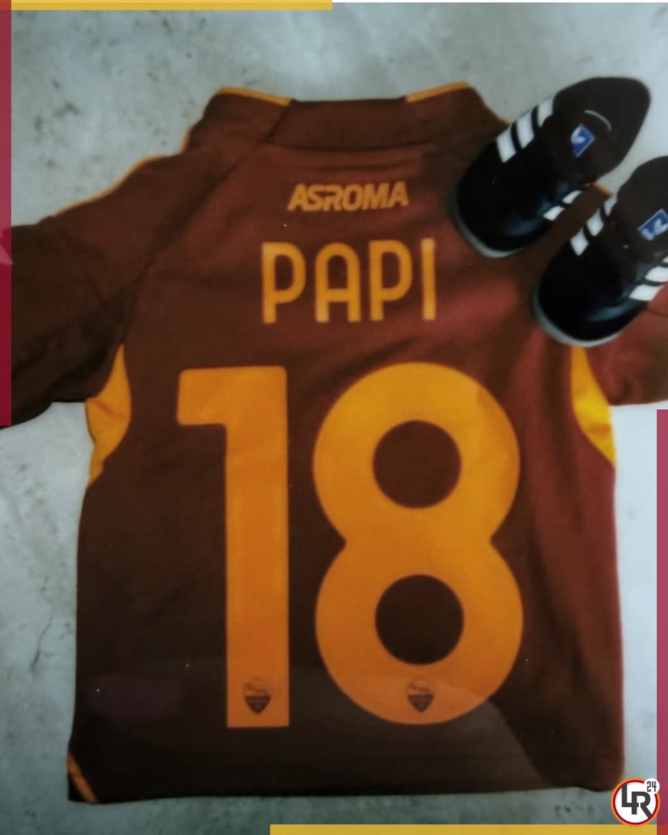 C’è un nuovo romanista in arrivo! 🤩👶🏻

Mati Soulé e la sua compagna hanno infatti annunciato che diventeranno presto genitori, e lo hanno fatto con una maglia della Roma numero 18 già pronta 💛❤️

Auguroni ai futuri genitori! 🥹👏

#AsRoma