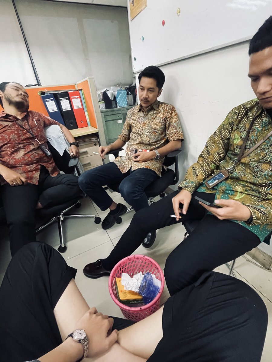 GiskaVio's tweet photo. Ndak perlu rebutan kursiku maneh pas aku gupuh kerjoan tapi kalian pengen nyangkruk 🥹 https://t.co/8BzuBgazDs