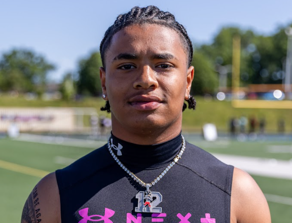 sixstarfootball's tweet photo. EVENT COVERAGE | Several elite '27 QB prospects impressed at UA on Day 2 Sunday in Charlotte

📈Several elite '27 QB prospects showcased talent and poise on Sunday🔥

STORY▶️https://t.co/7THZmBW79n

@Means2X @MilesMcCallopQB @tre7even_ @Jared2Street @eforspeed @Tybroadway12 @QBFoxKylesJr  @thebrysongray @javion_majette @MarleyEmerson3