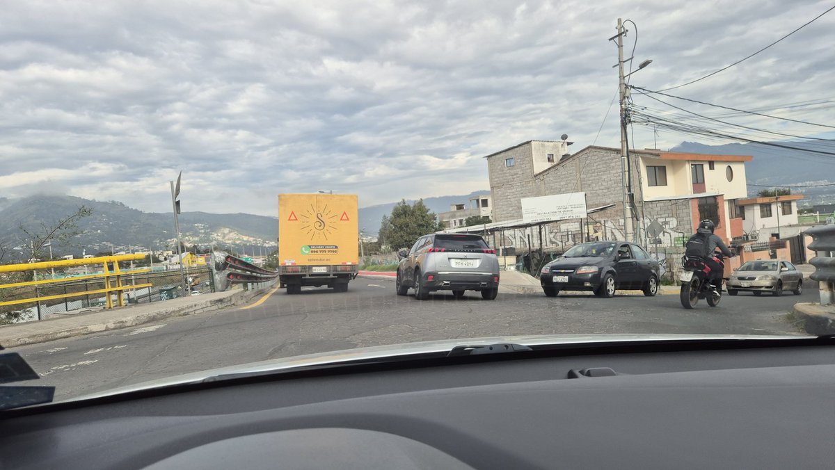 ChrisCaceresG's tweet photo. CAOS E IRRESPETO a las nomas de transito sector #Tumbaco en la calle Universitaria y #Rutaviva no existe señaletica de PARE @PoliciaEcuador todos irrespetan causan accidentes y congestion @teleamazonasec @tctelevision @TumbacoI https://t.co/qXP2f8xgRg