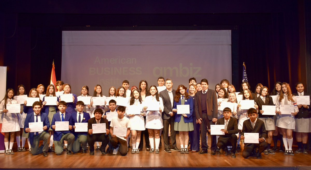 laembajada's tweet photo. Celebramos la entrega de becas a 40 jóvenes que formarán parte del Programa NextGen Skills iniciativa implementada por el American Business Institute (AMBIZ), del @CCPA_paraguay. El programa busca fortalecer las competencias clave para el mercado laboral actual: 
✅Inteligencia Artificial aplicada 
✅Marketing y gestión de redes sociales ✅Diseño gráfico y edición de video 
✅Habilidades blandas y emprendedurismo. 
Una apuesta más al impulso del talento local, por la prosperidad de nuestro países.✨🇵🇾🇺🇸
