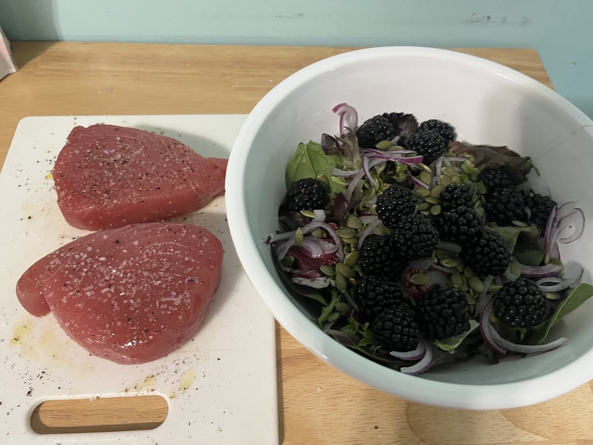 TonytheTiger57's tweet photo. #FreshTuna #SpringGreens #BlackBerryPumpkinSeedSalad
#CitrusVinaigrette https://t.co/Wc8eJs8Ow8