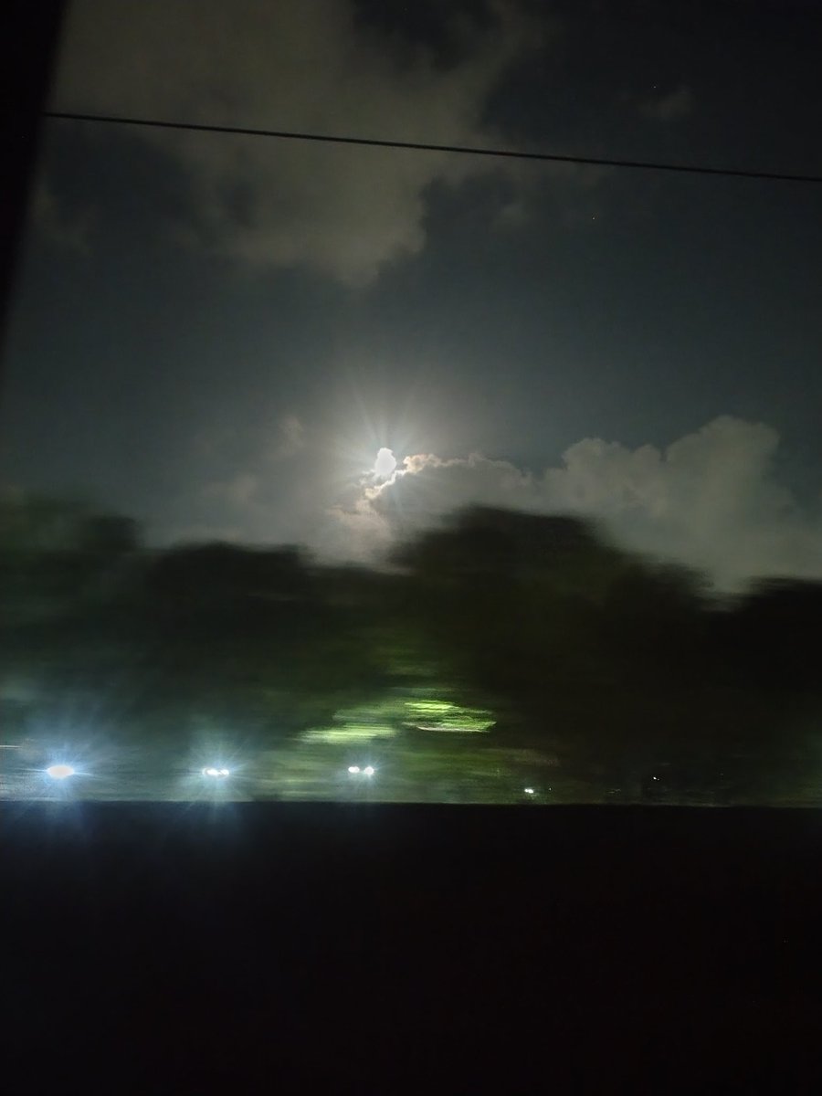 naagrik12323056's tweet image. ए चाँद 
तू भी मुसाफ़िर मै भी 
- सखी 
#moon