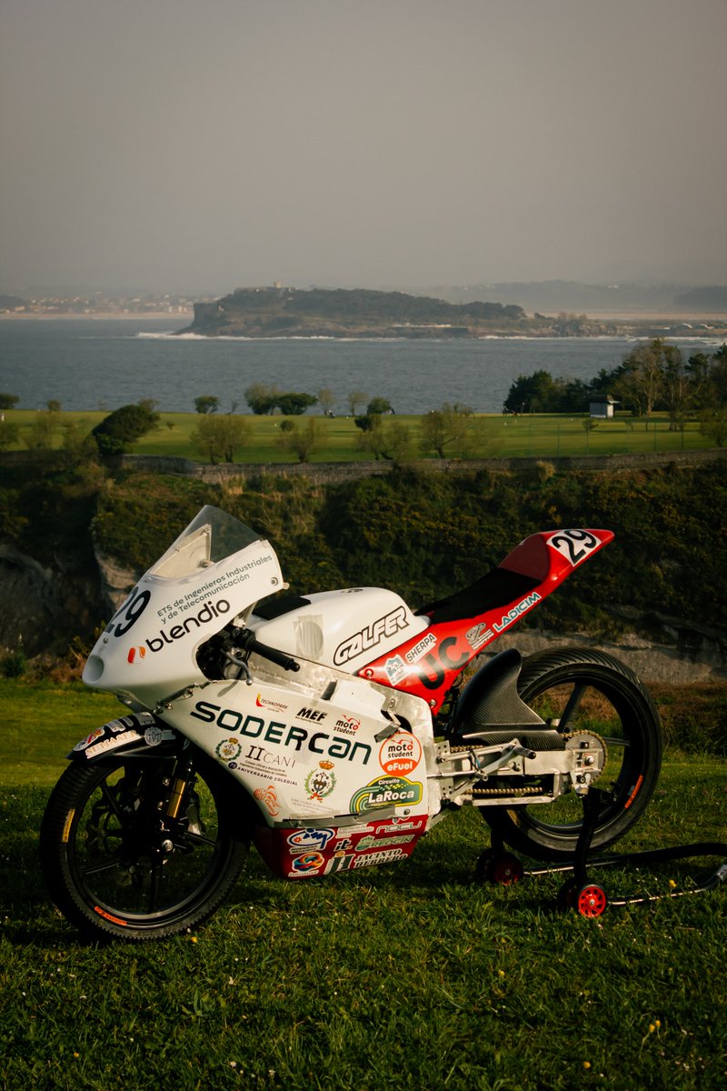 UCRacing29's tweet photo. Cambiamos los pianos del circuito por los acantilados de Santander. 🌊🏍️ Hoy nuestra bestia posa bajo la atenta mirada del Faro de Cabo Mayor.

¡Seguimos sumando kilómetros por Cantabria a tope de gassss! 💨🏁

#FaroDeCaboMayor #Cantabria #UCRacing https://t.co/yUqPCHhXmG
