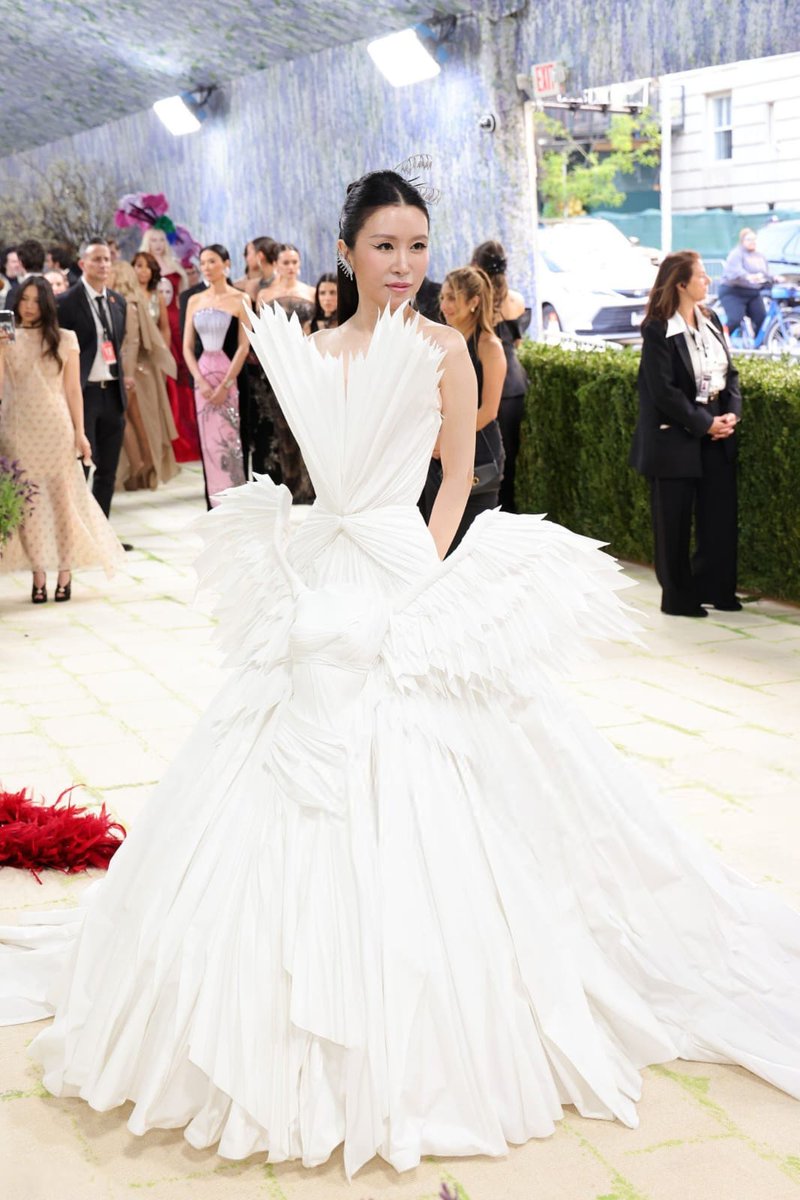 elartmoon's tweet photo. La Met Gala 2026 apostó por la creatividad con la temática “Fashion is Art”, y hemos podido ver una alfombra roja donde la moda 👠 y la expresión artística 🎨, de nuevo, se han fusionado.
Te damos todos los detalles ⬇️
https://t.co/VW6N8vy2br https://t.co/MKo2TiyOJw