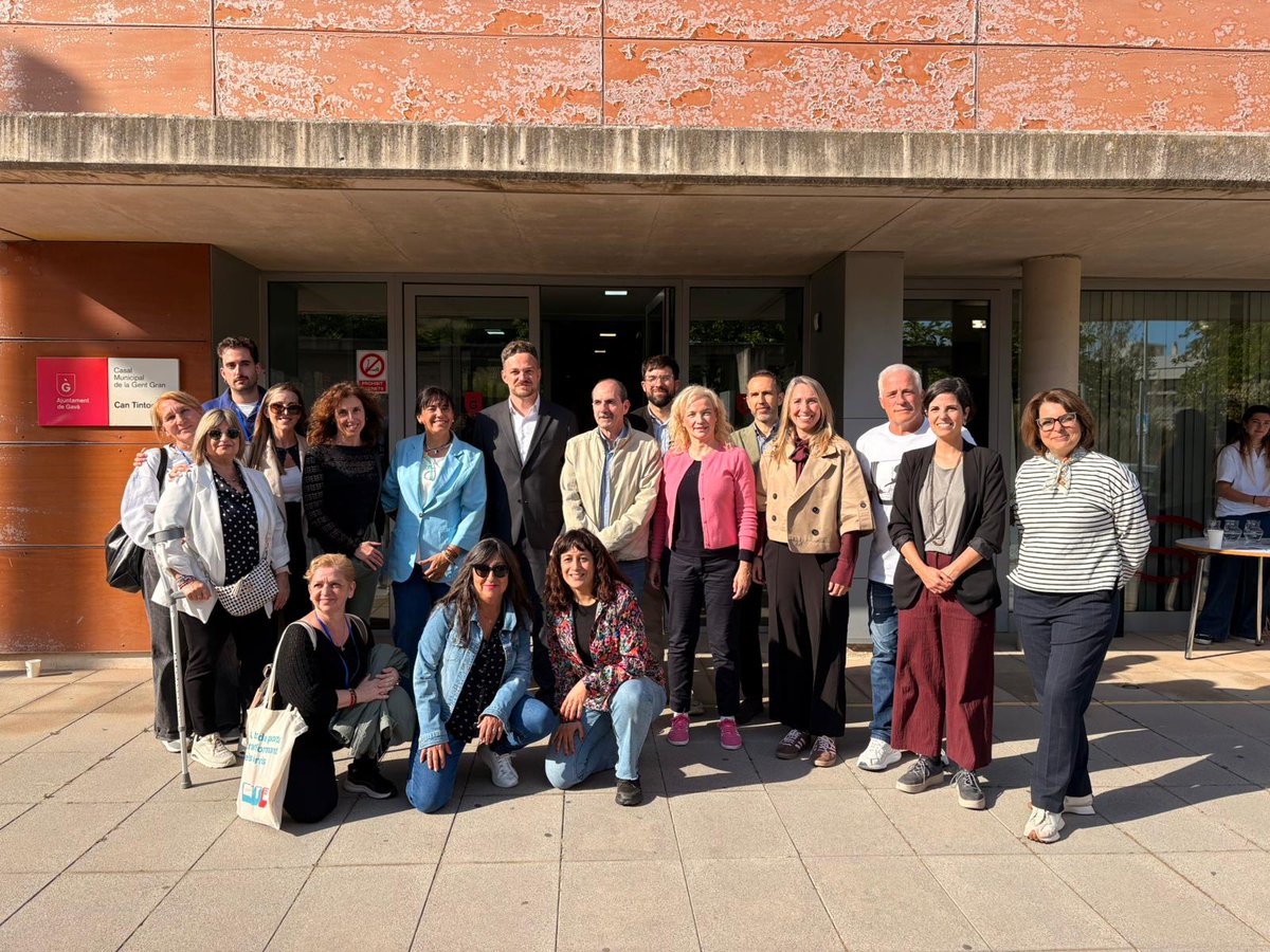 aiguesbcnclient's tweet photo. Avui hem presentat a Gavà, al barri de Can Tintorer, una nova intervenció del projecte @A_porta_, impulsat amb la @CONFAVC.

Un programa que lluita contra la pobresa energètica, i que en 5 anys ja ha arribat a 8 barris i prop de 2.000 llars entrevistades. https://t.co/mdhyU3KKuE