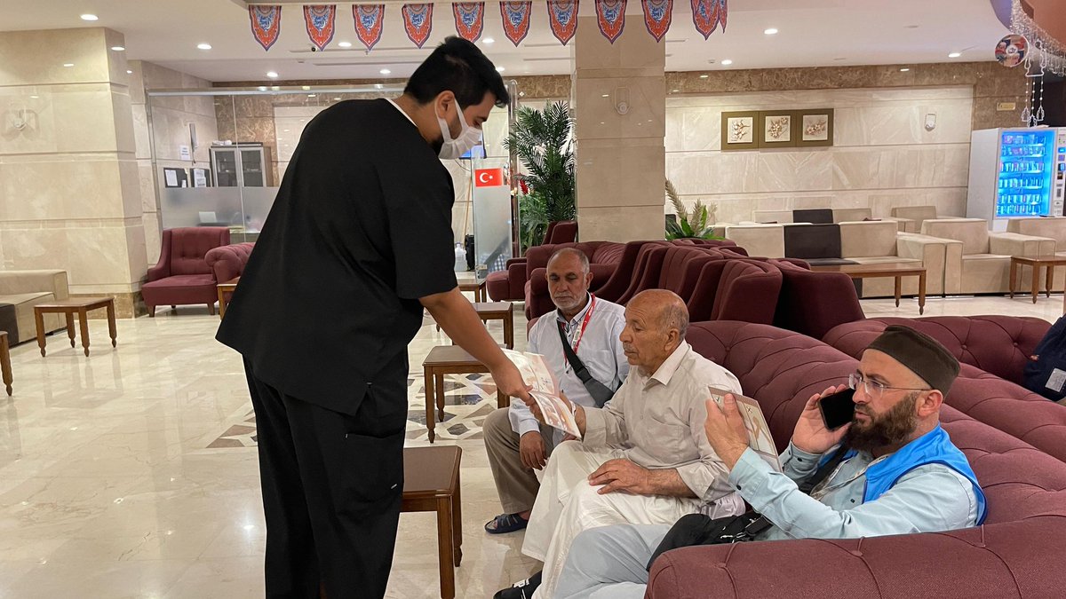 makkahhealth1's tweet photo. تُفعّل #صحة_مكة حملة التثقيف والتوعية الصحية لضيوف الرحمن، بهدف الوقاية من الإجهاد الحراري والأمراض الشائعة المرتبطة بموسم الحج، وذلك من خلال جولات ميدانية تستهدف أماكن إقامة الحجاج ووسائل نقلهم.
#حياكم_الله
#حج_بصحة https://t.co/vYCNTEJ8yq