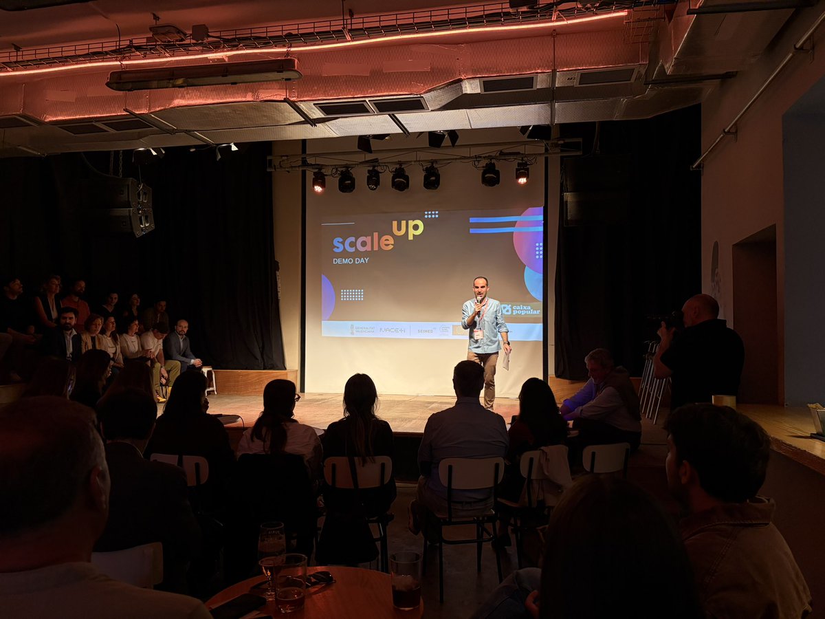 ceeivalencia's tweet photo. ¡La Fábrica de Hielo está a rebosar de talento!

Hoy clausuramos la 8ª edición de #ScaleUpVLC junto a las startups con las que hemos estado trabajando estos 6 meses.

Vamos a disfrutar descubriendo los proyectos. Y luego, conversación con @ignacio_arriaga y @javisantana. 😏 https://t.co/qXjUr2bLza