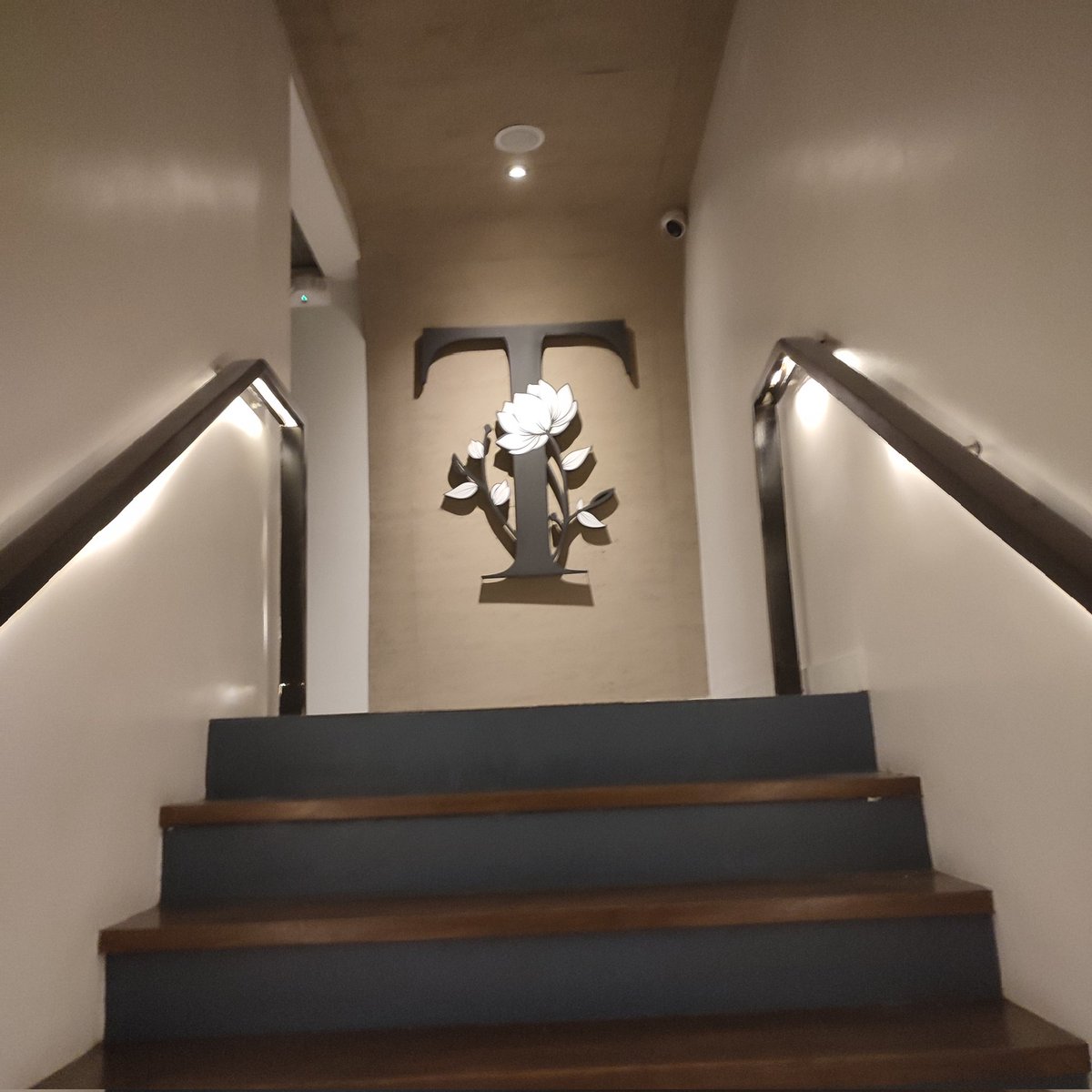After a long hiatus, I finally returned to <a href="/27shawspa/">27SHAW</a> in Timog, and it was an absolute delight. The serene atmosphere made it easy to unwind right away.

I booked a session not knowing who will be my therapist until I met him in the massage room. He said his name was Dustin, and