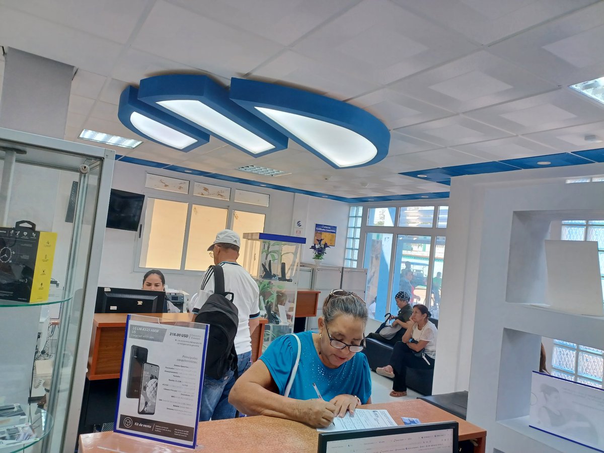 Miredna1's tweet photo. La actividad Comercial en Bayamo gestiona la venta de Servicios Exportables y los clientes agradecen la información y orientación al recibir la atención en nuestras Unidades 
#Etecsa 
#EtecsaTeAcompaña 
#ServiciosExportables 
#EtecsaConCuba 
@BayamoComercial https://t.co/ABSQg5MVO9