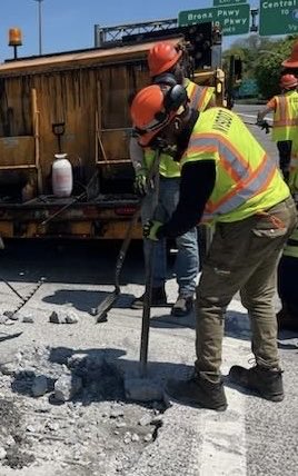 NYSDOTHV's tweet image. Cross County Parkway
It’s a beautiful day to patch roadways across the #HudsonValley
We’re out there…so give us a brake and slow down!
#SafetyFirst