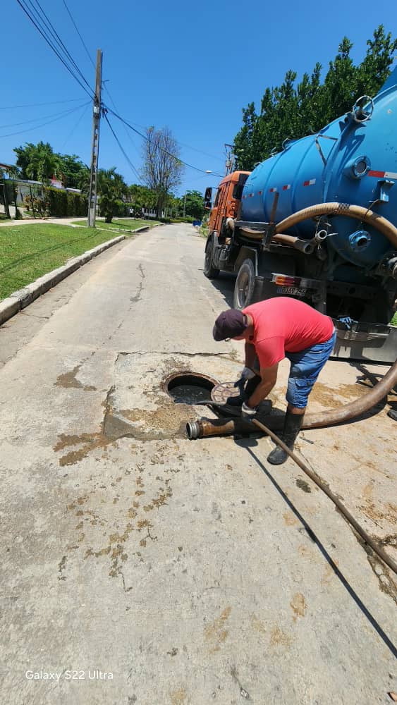 AguasdeLaHabana's tweet photo. Base de Saneamiento Oeste llevo a cabo trabajos de mantenimiento correctivo en el sistema de alcantarillado del municipio Playa, específicamente en la Calle 184 entre 5ta y 1ra. #AguasDeLaHabana https://t.co/5Y7E8Ono0f