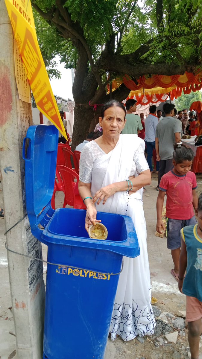 LucknowSA's tweet photo. First of eight Bade Mangal! 

LSA drives Zero Waste Events at Bhandara sites with green/blue bins, awareness jingles &amp; citizen feedback. Celebrate responsibly, keep Lucknow clean! 

#ZeroWasteEvent #BadeMangal #LSA @LMC_Lucknow https://t.co/MTEkX1w7Us