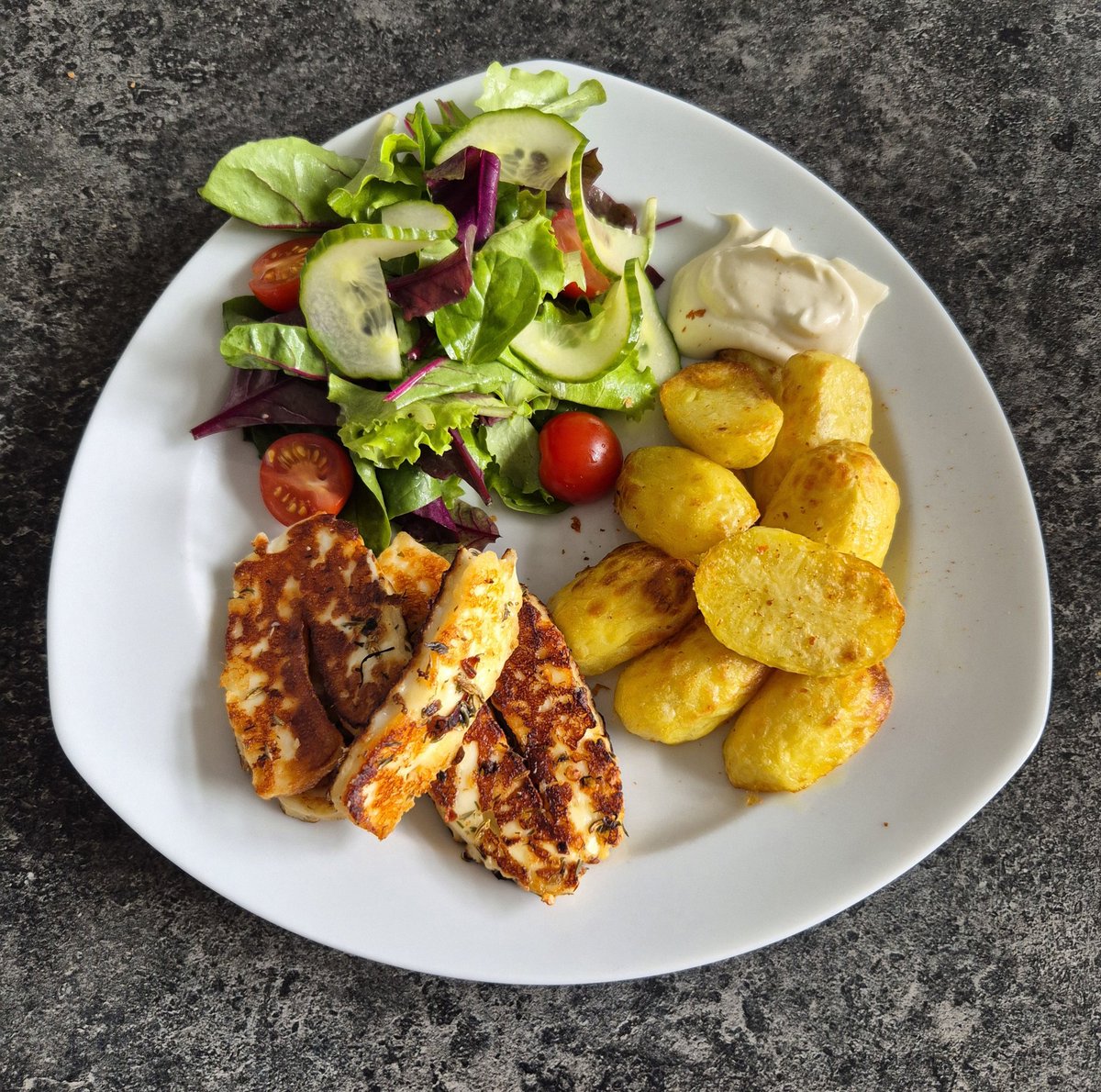 Sonnenblitz2's tweet image. Gebratener Halloumi mit Kartoffelhälften, gemischtem Salat und Aioli

#food #foodlover #vegetarian #foodphotography #twittersupperclub