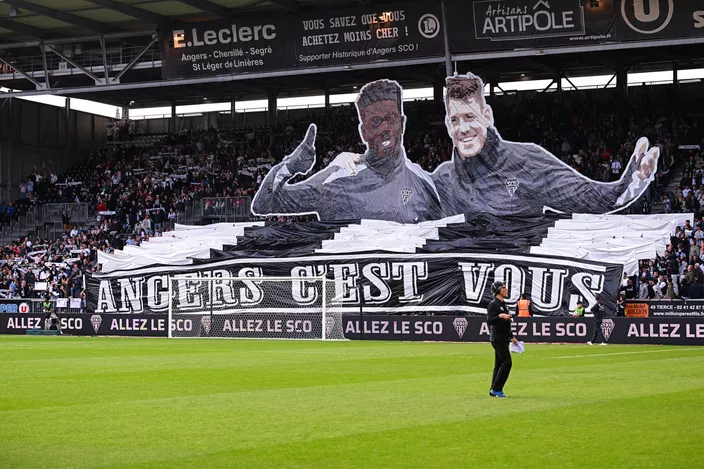 Cortiga49's tweet photo. Les mots de Pierrick, les larmes d'Abdou... 🥺

Ne pleurons pas parce que c'est fini, sourions parce que c'est arrivé ! 🖤🩶

Et non vous n'êtes pas que "de passage" dans ce club, une page se tourne mais vous serez toujours dans l'ADN du SCO, des Dalleux !

On vous aime, Merci https://t.co/cEbFFKD0Md
