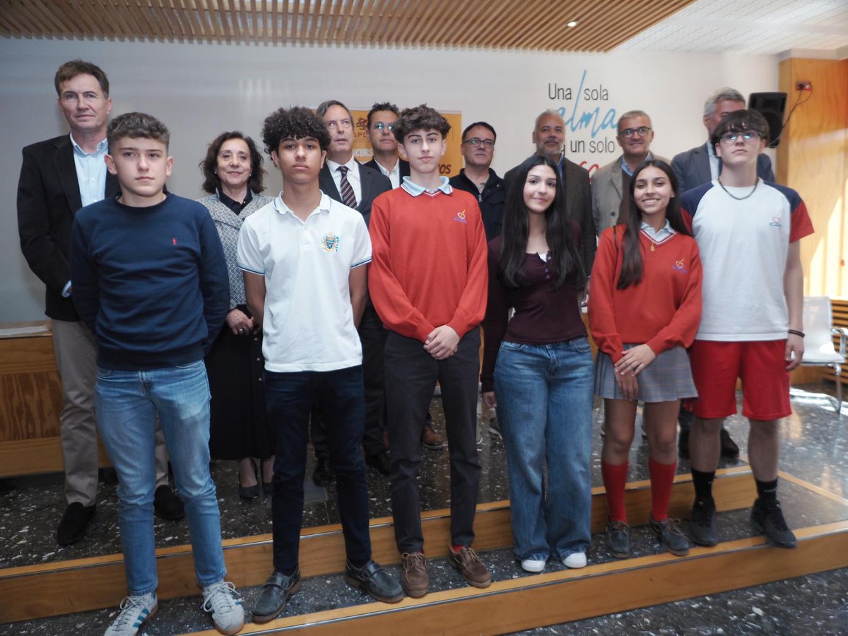 APDValladolid's tweet photo. ✍ El Colegio @SanAgustin_VA ha acogido este martes el acto de entrega de premios del III Concurso Escolar de Microrrelatos Deportivos que organiza la @jcyl junto con la #APDV y el patrocinio de @CocaCola_es.  ¡Enhorabuena a los premiados! 📷

@periodistasAEPD https://t.co/U7mkGJAzlc