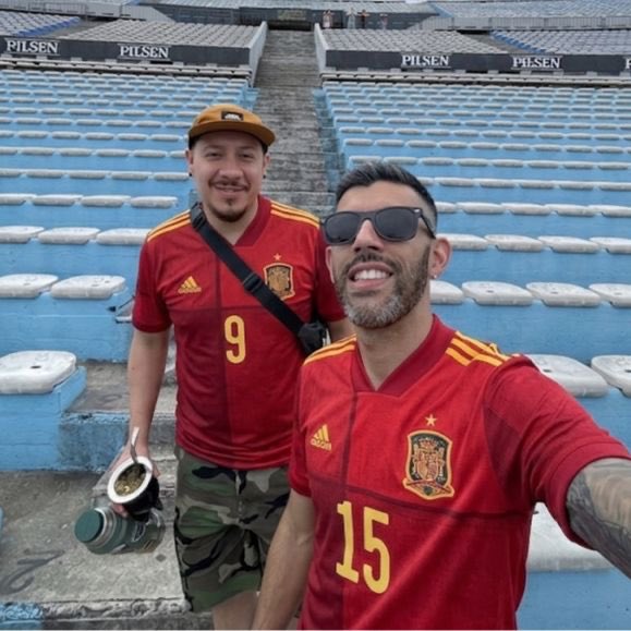javicoro's tweet photo. Le pedí a la IA que me pusiera camisetas de equipos de fútbol que odio y que jamás me pondría en la vida real a ver cómo me quedaban 🤭🤭 https://t.co/wSZ9jiiK9J