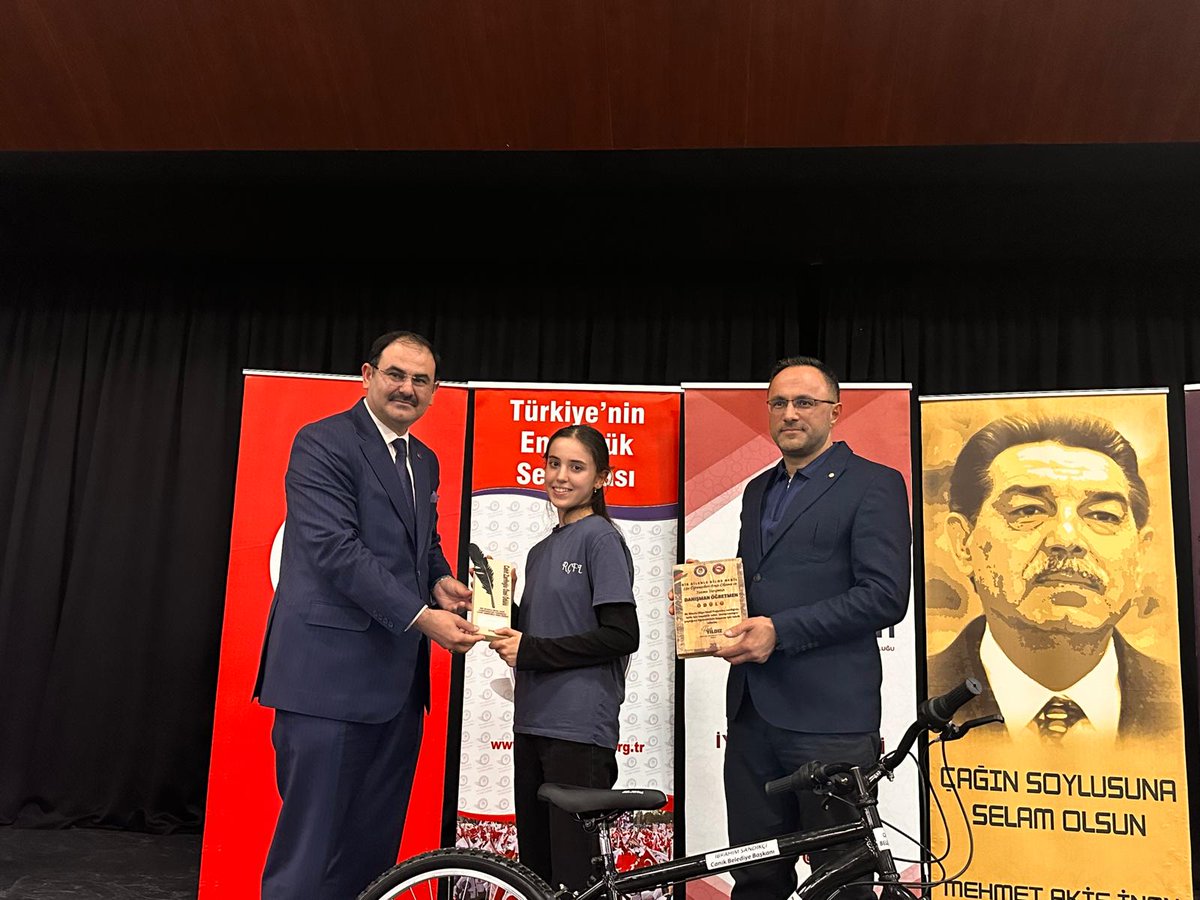DvanFen's tweet photo. Türk Dili ve Edebiyatı öğretmenimiz Mürsel GELDİ danışmanlığında yürütülen“Bir Bilenle Bilge Nesil Kompozisyon Yarışması” proje kapsamında öğrencimiz Zeynep AYVAZ, 555 eser arasında derece yaparak bisiklet ödülünün sahibi oldu.Öğrencimizi ve öğretmenimizi tebrik ederiz. https://t.co/yA4tcEmml7