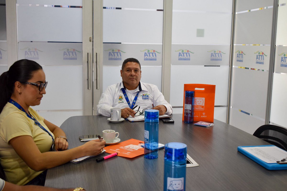 TransitoAcacias's tweet photo. 🤝🚦 Seguimos fortaleciendo la seguridad vial

Recibimos la visita de la Agencia Nacional de Seguridad Vial, con el propósito de articular y coordinar capacitaciones dirigidas a los funcionarios del Instituto, fortaleciendo sus conocimientos. https://t.co/A7YS0mG07G