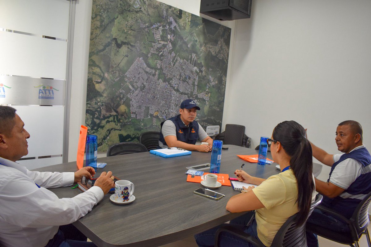 TransitoAcacias's tweet photo. 🤝🚦 Seguimos fortaleciendo la seguridad vial

Recibimos la visita de la Agencia Nacional de Seguridad Vial, con el propósito de articular y coordinar capacitaciones dirigidas a los funcionarios del Instituto, fortaleciendo sus conocimientos. https://t.co/A7YS0mG07G