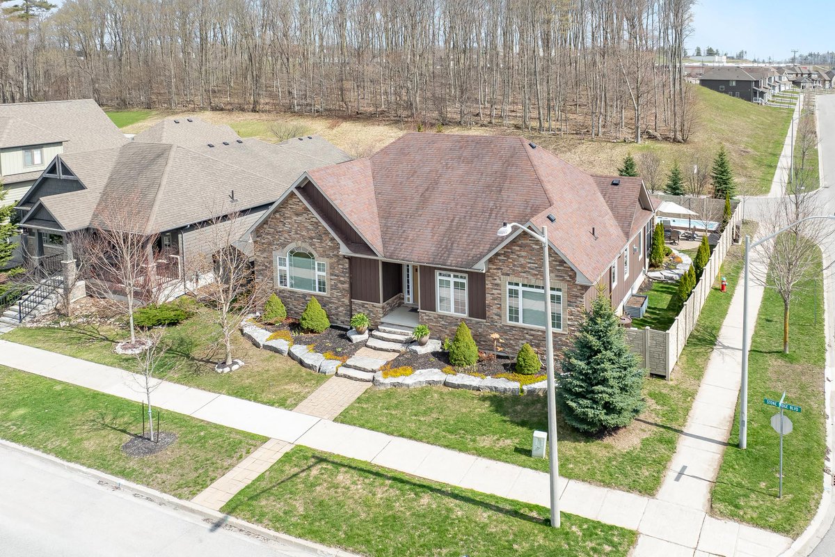 FarisTeam's tweet image. HOME FOR SALE - Custom Bungalow with a Swim Spa and a Heated Garage - 3063 Stone Ridge Boulevard, Orillia #FarisTeam #NewListing #RealEstate #ForSale #HomeForSale #SimcoeCounty #Orillia #Bungalow #SwimSpa #HeatedGarage #EntertainersCollection #OntarioHomes #SimcoeCountyRealEstate