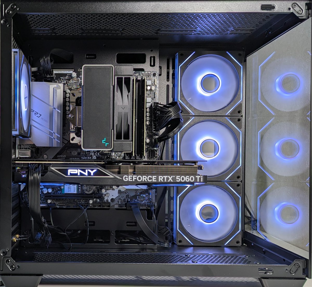 【ほぼ新品】【セットアップ済】ゲーミングPC R7 5700X/RTX5060 ゲーミングPC デスクトップパソコン RTX5060 RYZEN7 5700X