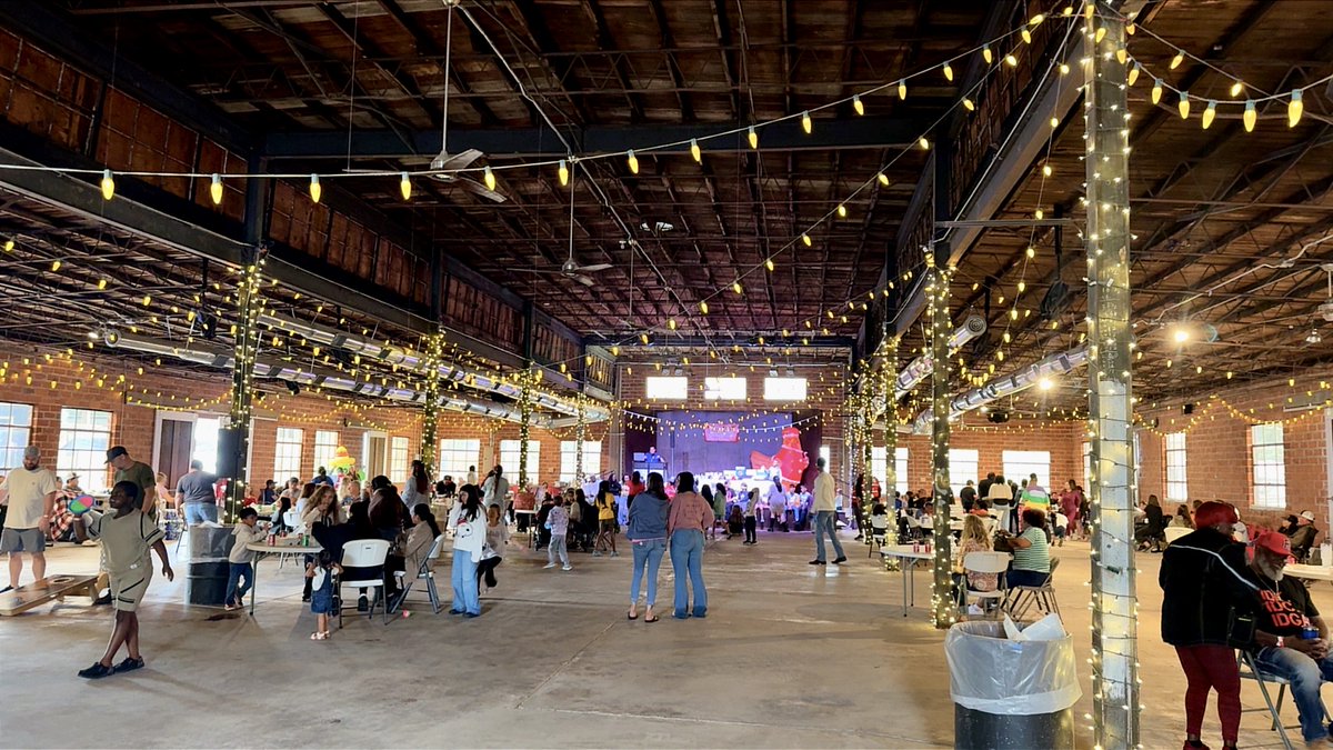 WS_Farms's tweet photo. WSF's Tyler, TX Complex recently hosted a Family Fun Day for team members and their families. With over 370 attendees, the event featured food trucks, music, dancing, games, and activities for all ages, including bounce houses, face painting, and cornhole! #MakingChickenAmazing https://t.co/UB5ph1SK21