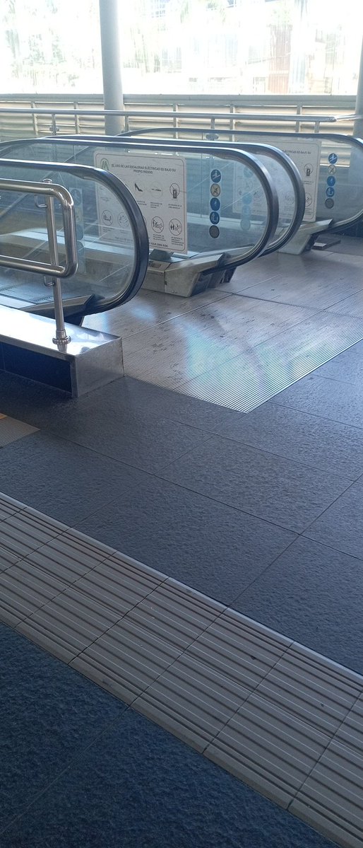 Atención <a href="/RDMetrosd/">Metro Santo Domingo</a> las escaleras eléctricas para subir desde el anden hasta la salida en la estación Ulises Francisco Espaillat (Churchill) en la línea 2 esta fuera servicio hace varios días.