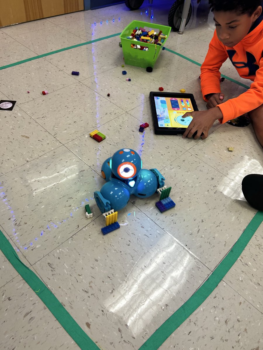 Rose_STEMS's tweet photo. Owls @NISDOHT are in training to be disaster relief roboticists @TAMUEngineering. We learned what kind of robots are used and then they designed a robot to help clear debris paths. a dog was saved in our exercise  🧐@NISDSTEMLabs https://t.co/X0FMMypcIb