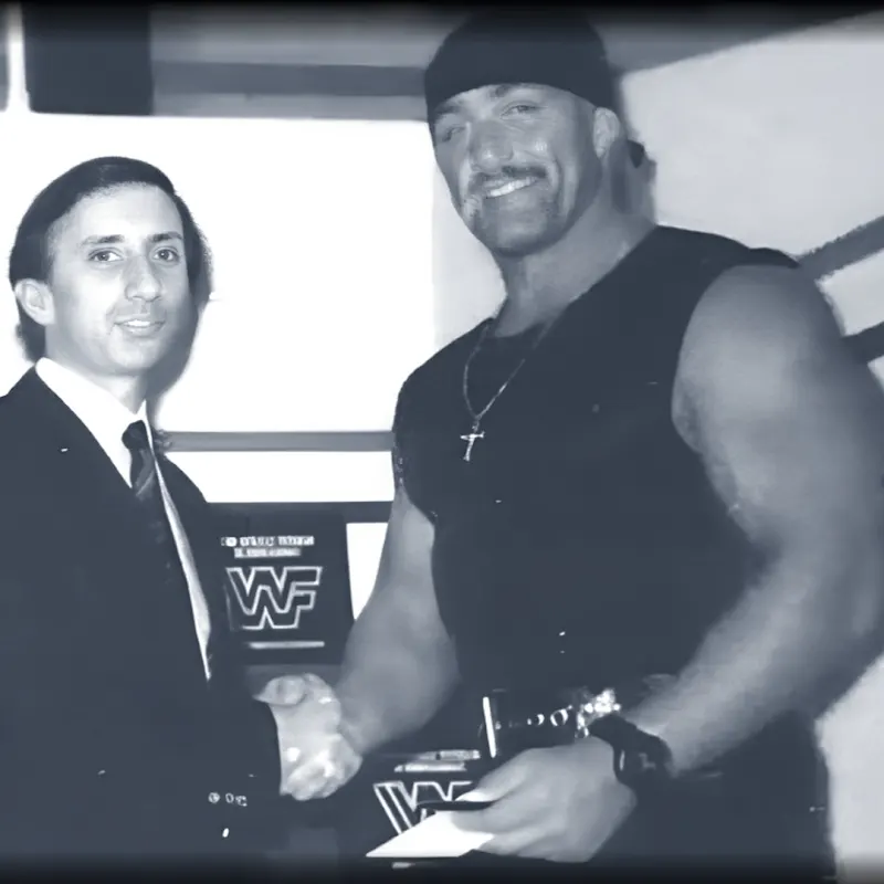 Existe uma foto do Hulk Hogan com o Julio Isidro. É só, é o Tweet.