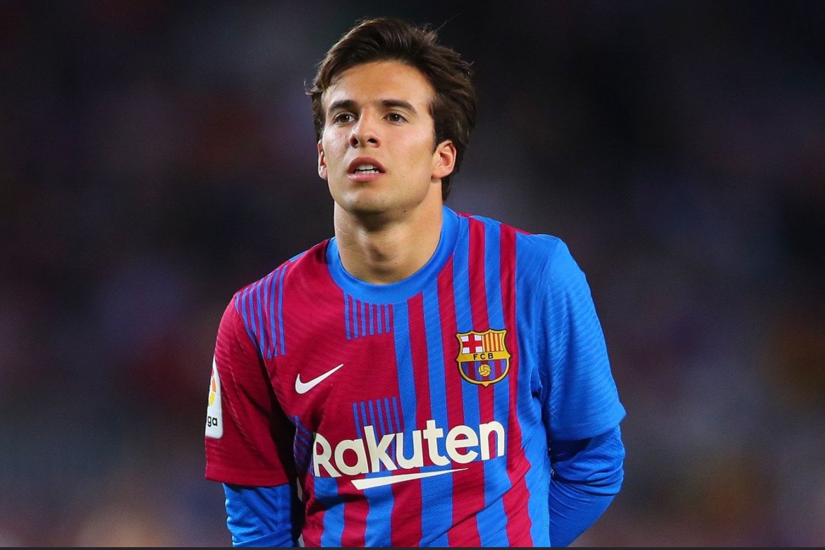 Wetin Kobbie Mainoo de play wey Rigui Puig nu play for Barcelona? But he still couldn’t break into the first team. Man united midfield is so mid.