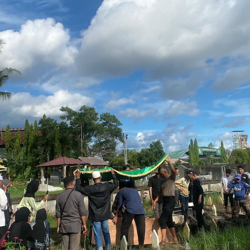 glorychax's tweet photo. baru 3 hari pa.. udh kangen bgt
rasanya kaya mimpi, tapi bapak udh nda sakit lagi🥹🫂semoga dikasih tempat terbaik disisiNya🤲🏻 https://t.co/iSJPKsFXVm