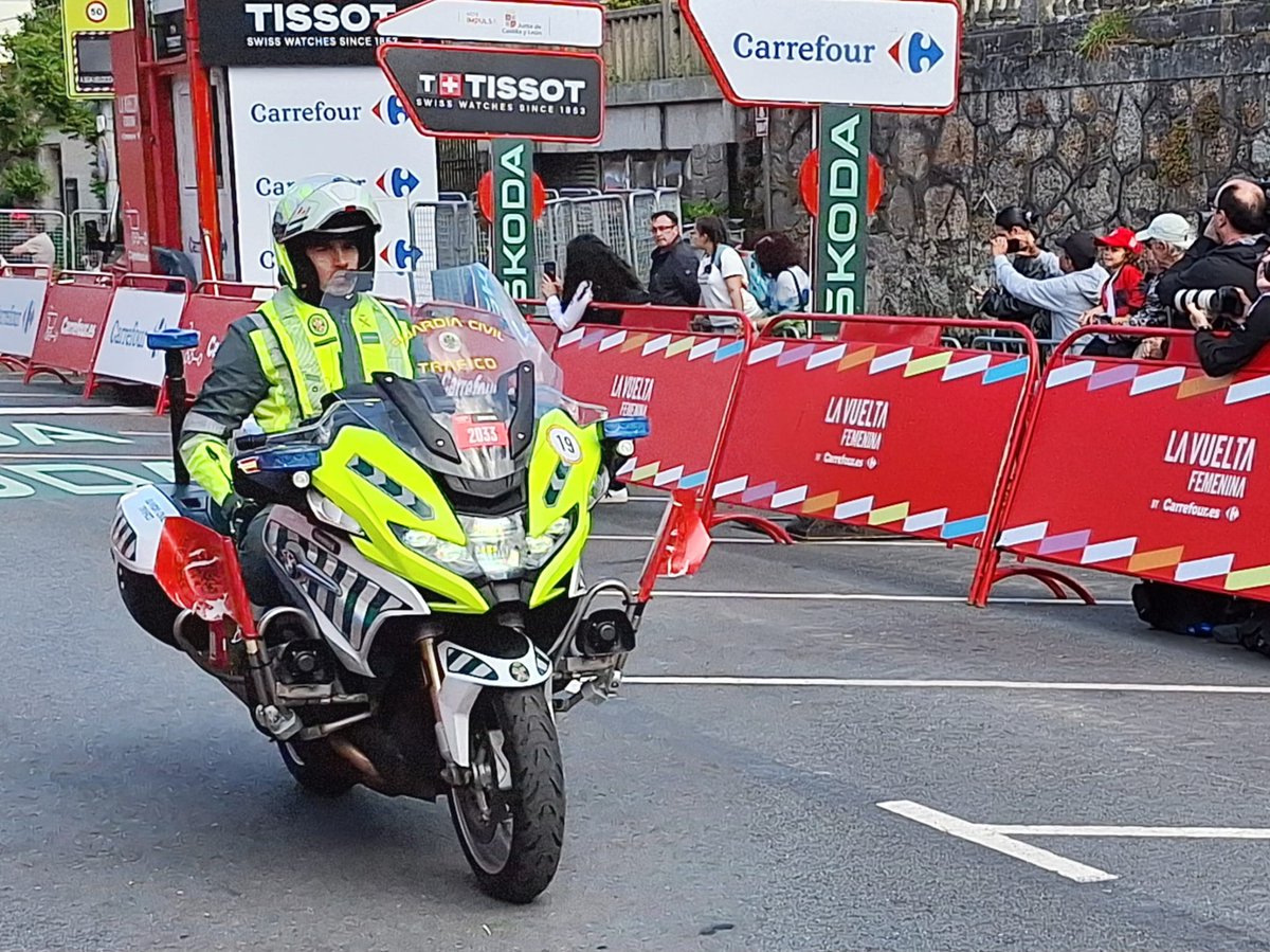 DelegGobGAL's tweet photo. 🚴‍♀️ O subdelegado do Goberno na Coruña entregou o maillot da montaña a Ashleigh Moolman-Pasio na 3ª etapa da Volta Ciclista Femenina gañada por Cédrine Kerbaol.
@julioabalde felicitou ás ciclistas e destacou o labor de seguridade da Garda Civil de Tráfico @guardiacivil https://t.co/czWjpd66ke