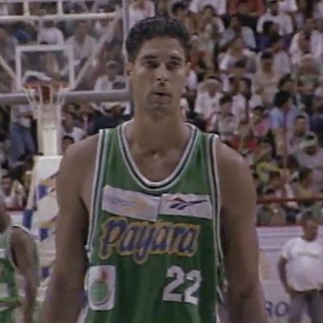juanlanz's tweet photo. Paz al alma de "Piculín" Ortiz, estupendo pivot boricua tanto con su selección como de equipos profesinales. En 1997 Guaiqueries lo trajo solo para la final ante Cocodrilos. Allí le entrevisté para Meridiano Magazine. Difícil de acceder, por cierto. https://t.co/802BeB4m2M