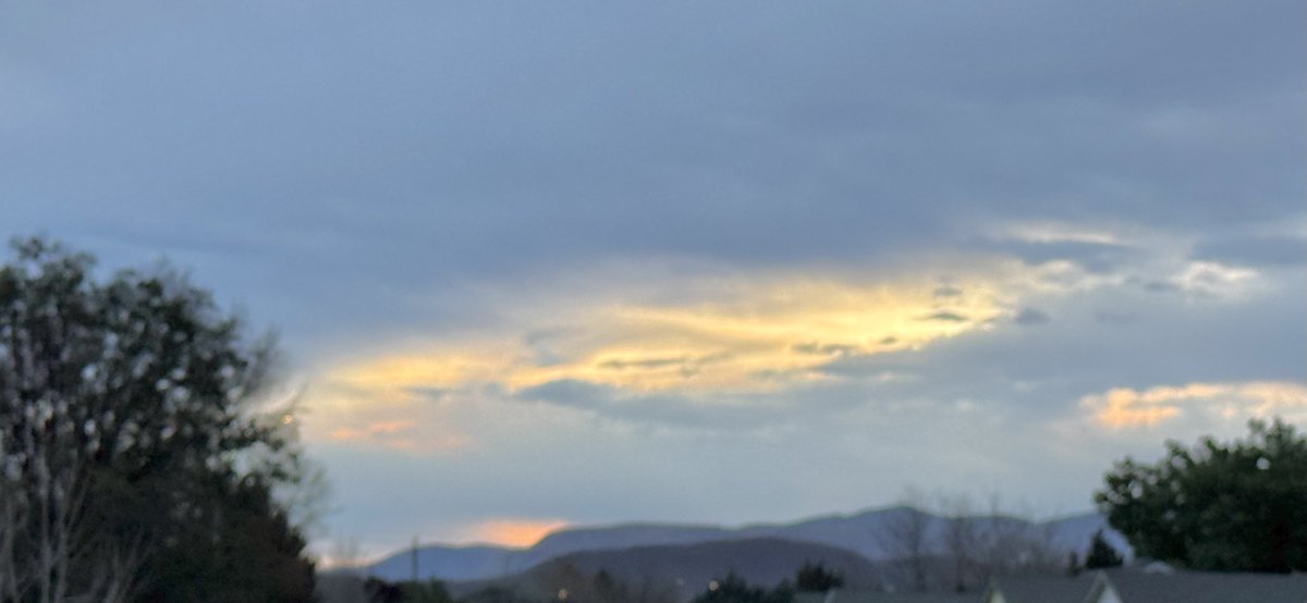 jonimarielew's tweet image. Sunset and rain. #sunset #rain #desert #clouds #Nevada #skies