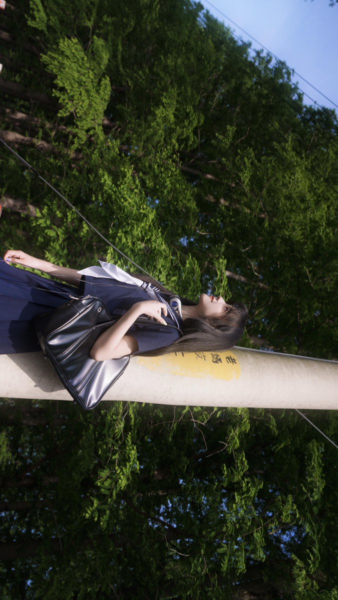 Memoryvv's tweet photo. 走在林荫道上，阳光透过树叶洒下来，连风都带着青草的味道✨
好像又回到了上学时的夏天，这种简单又纯粹的快乐，真的让人忍不住心动呀🌿 https://t.co/vgN7EQ1Lcd