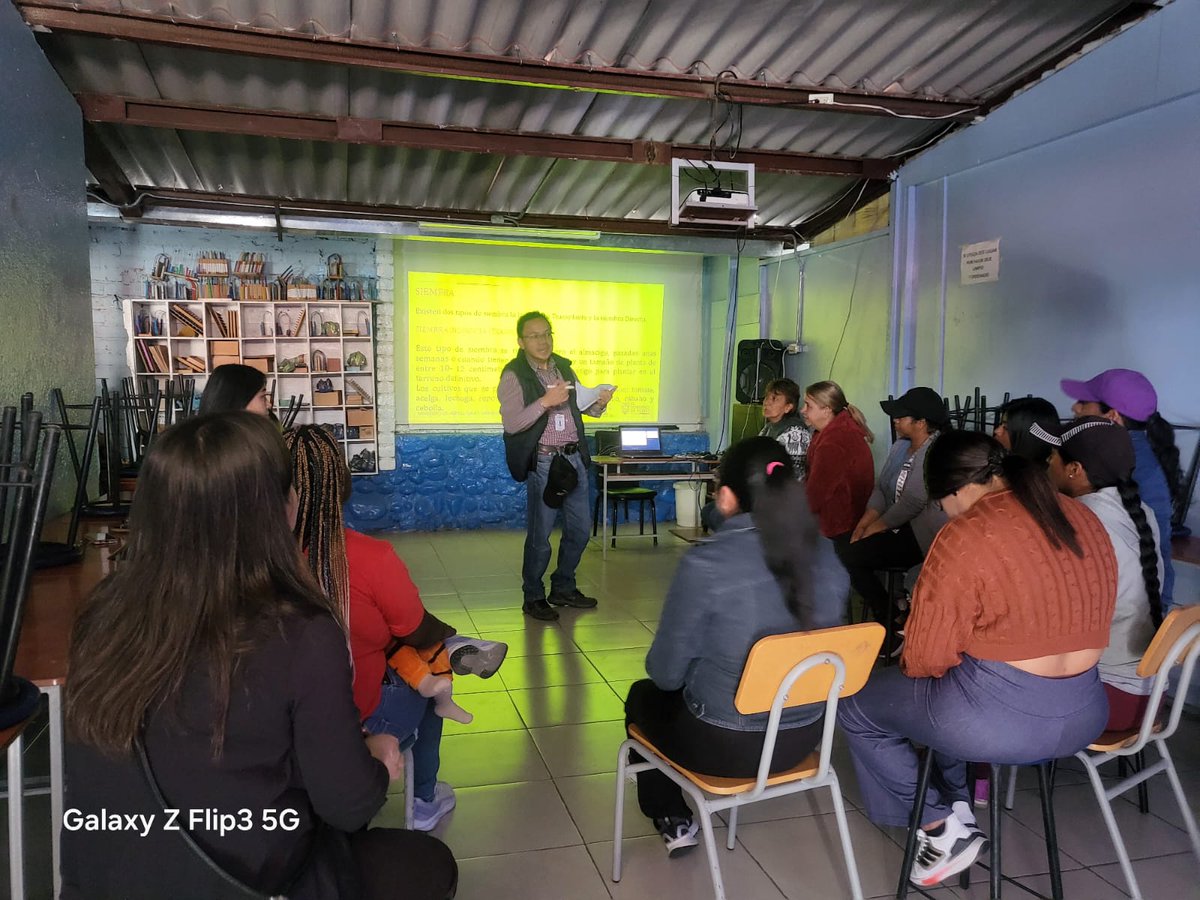 Agricultura_CZ6's tweet photo. #Azuay | 🌱👨‍👩‍👧‍👦 En el marco de la Mesa @InfanciaEc Ecuador Crece Sin Desnutrición Infantil, capacitamos a padres de familia de las escuelas Mario Rizzini y Cazadores de los Ríos, en #Cuenca, en la implementación de huertos urbanos, promoviendo la soberanía alimentaria. https://t.co/fozdZvAibe